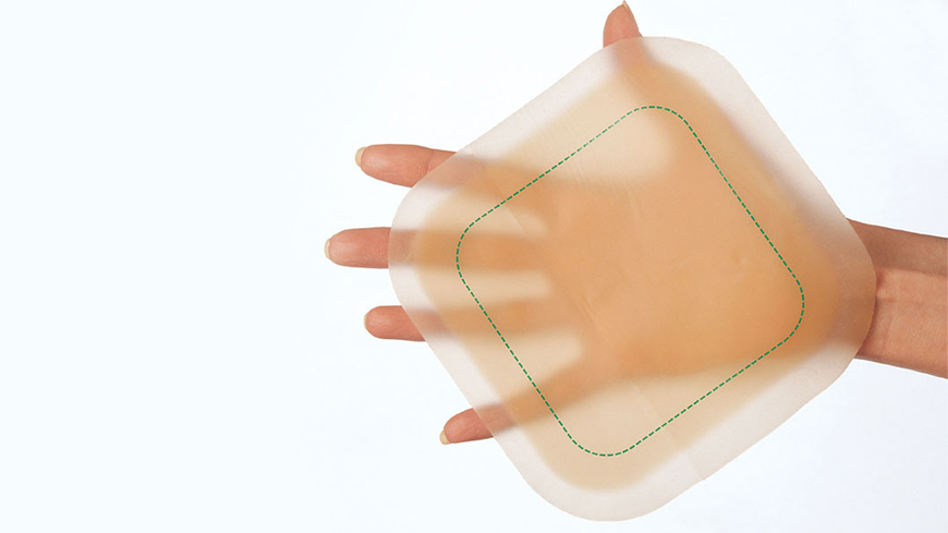 ένα χέρι που κρατά ένα επίδεσμο πληγής