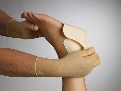 eine Nahaufnahme von Händen, die einen Ball halten