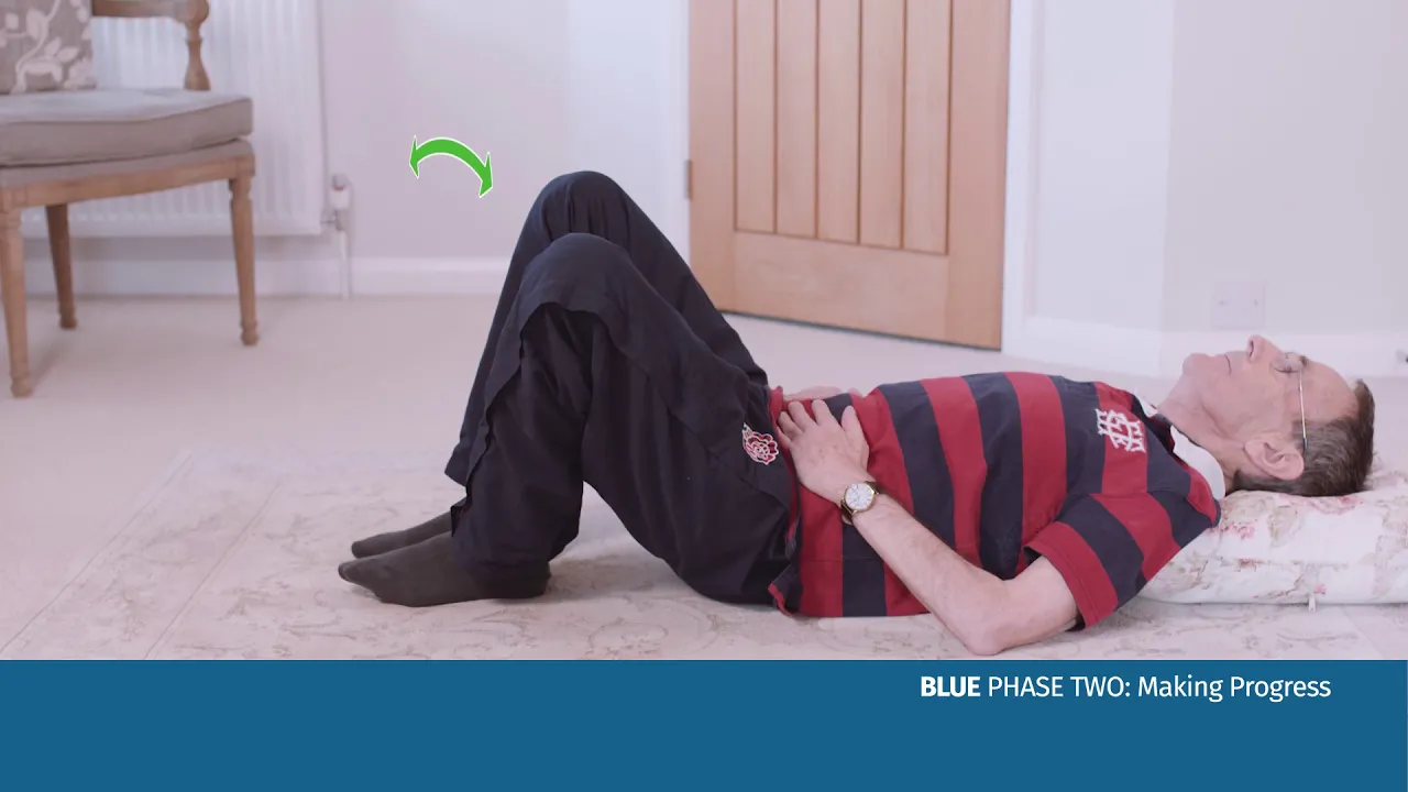 en person som gör en övning på golvet