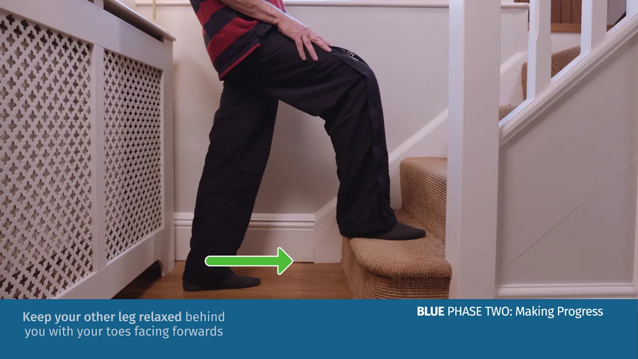 en person som går i trappor