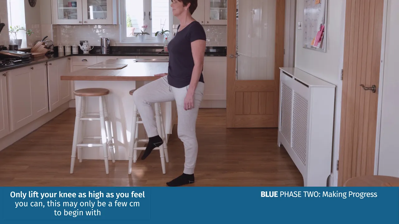 En person som står i ett kök