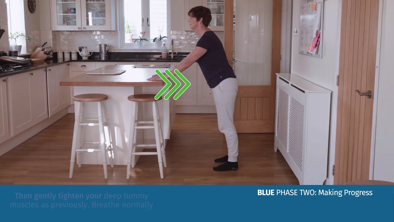 En person som står i ett kök