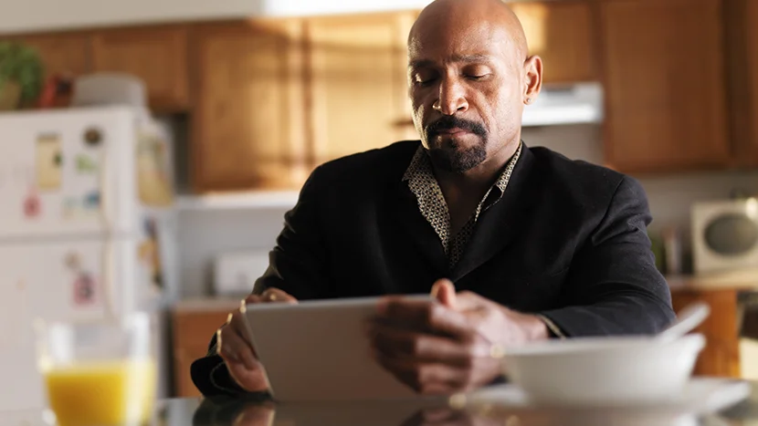 En mann som bruker et nettbrett