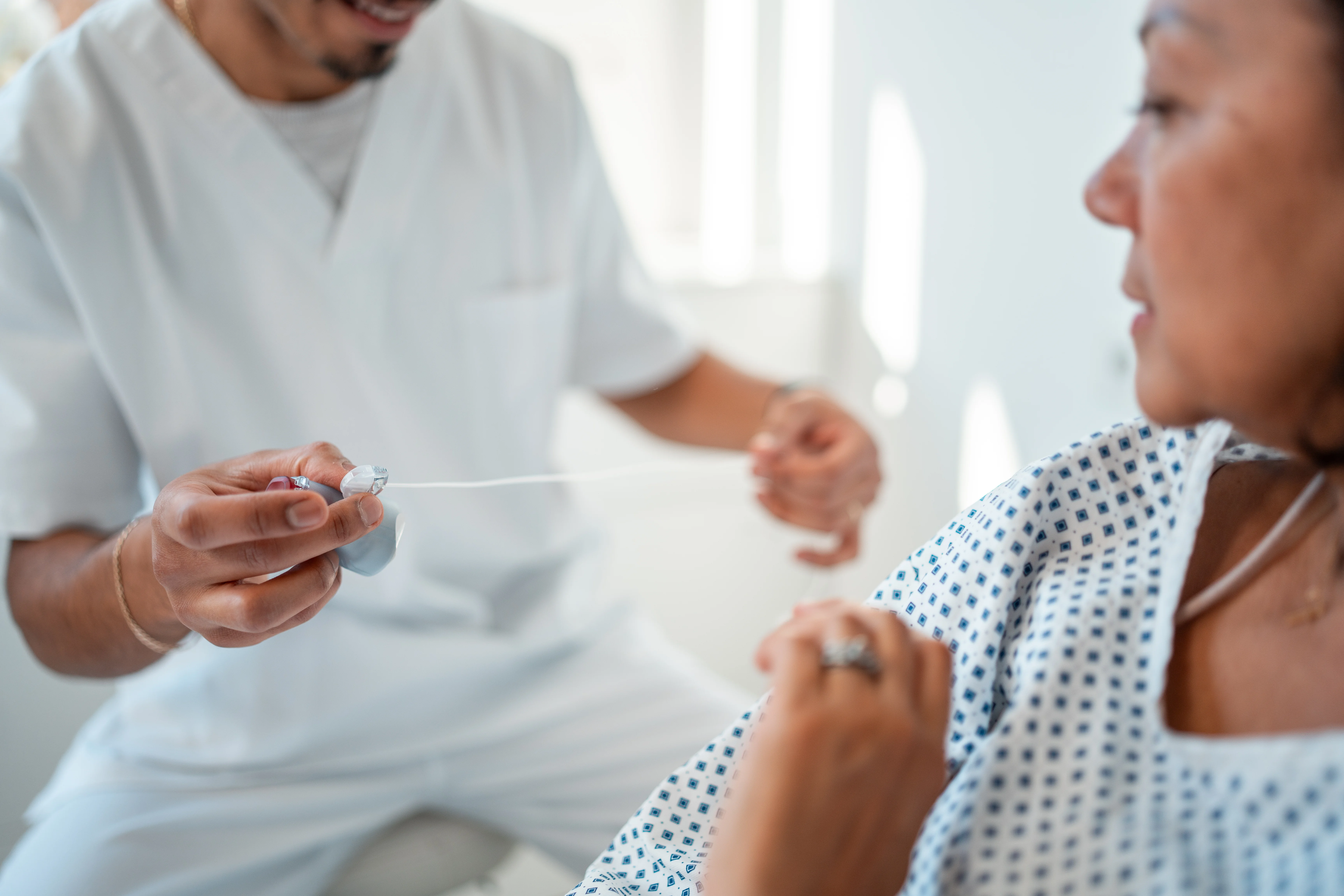 医師が患者の血圧をチェックする