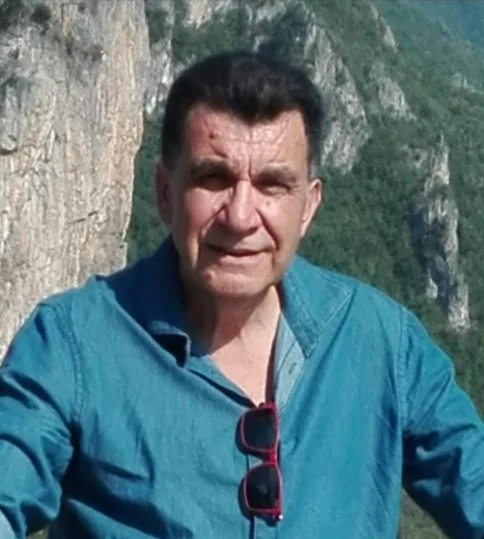 青いシャツを着た男性