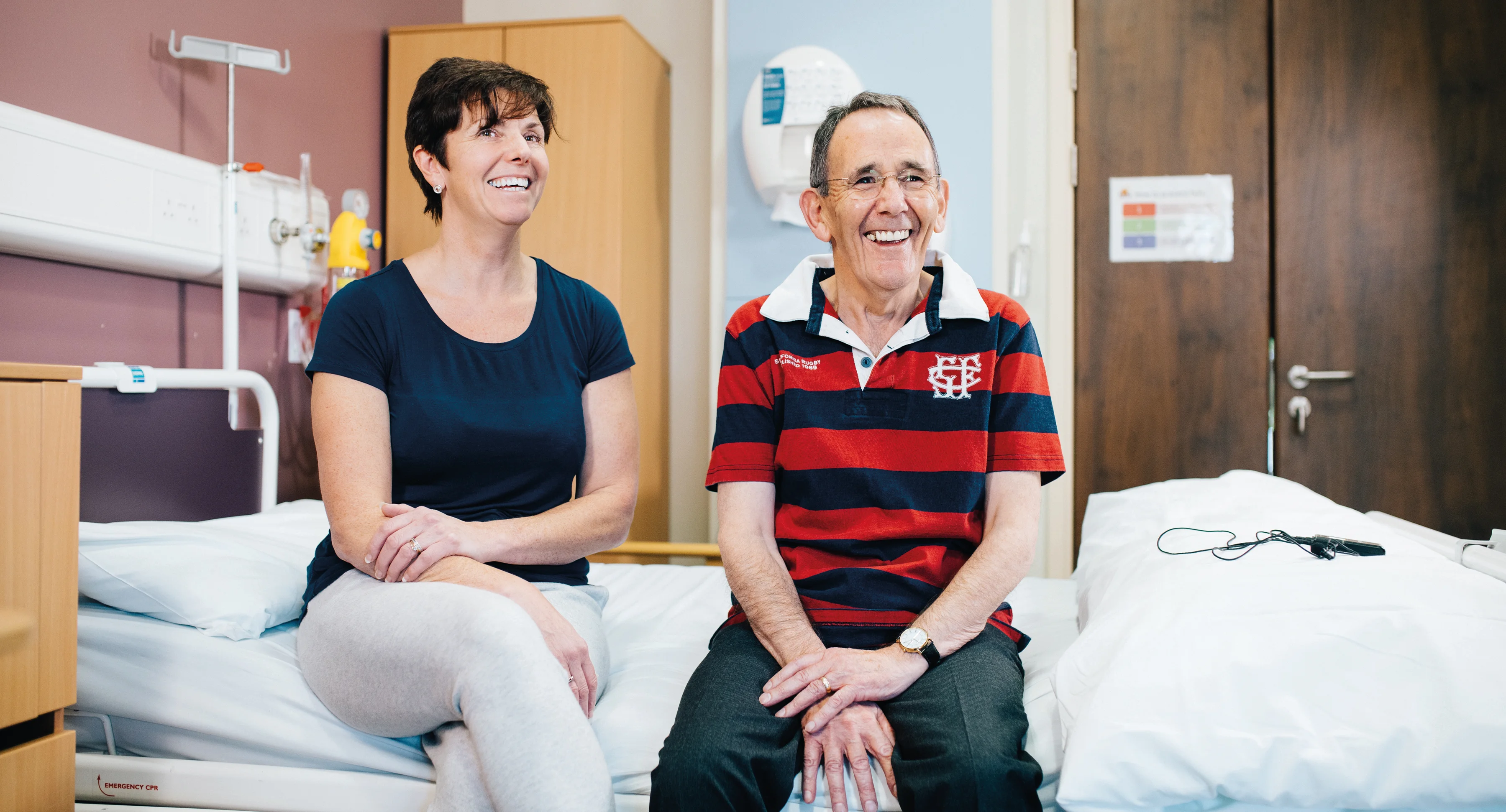 en mand og en kvinde, der sidder på en seng