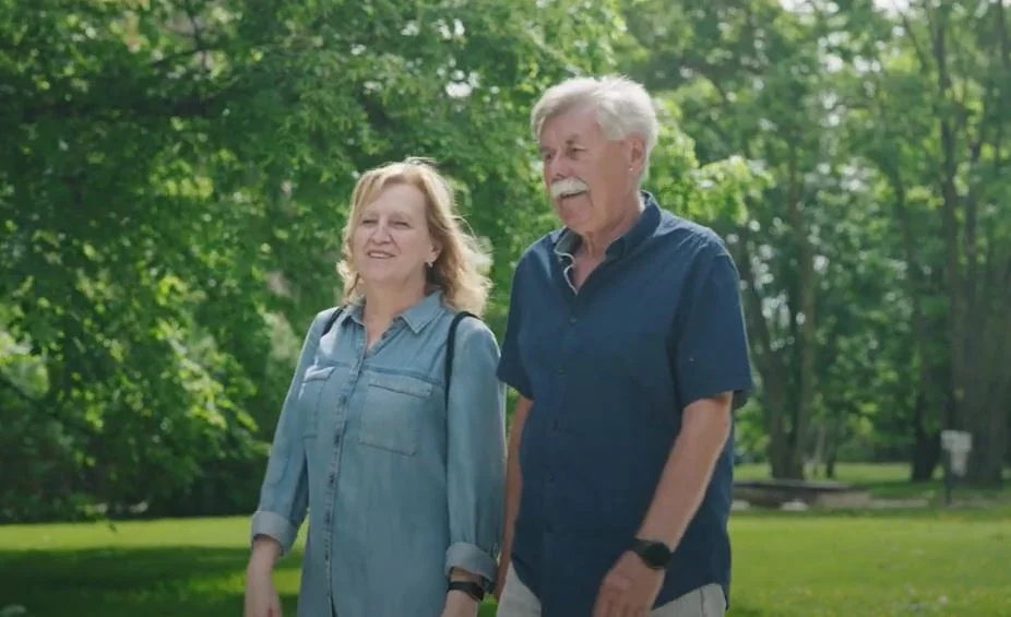 Muž a žena stojící v parku