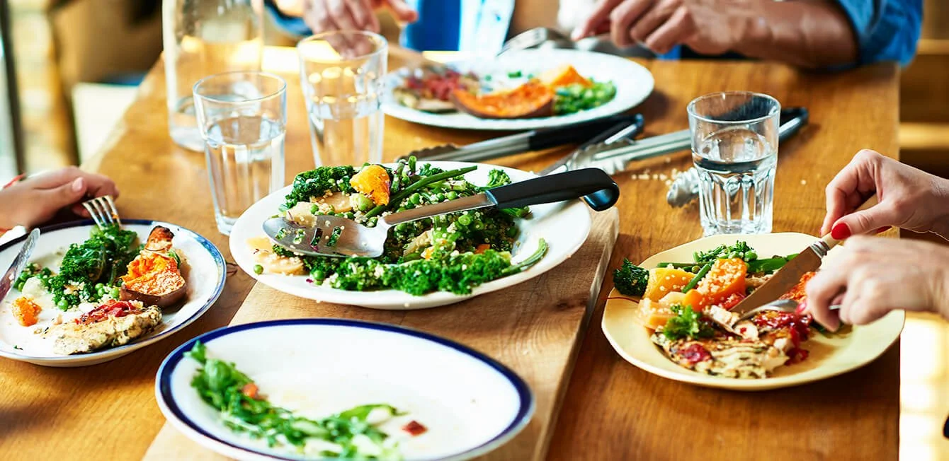 テーブルには食べ物がいっぱい