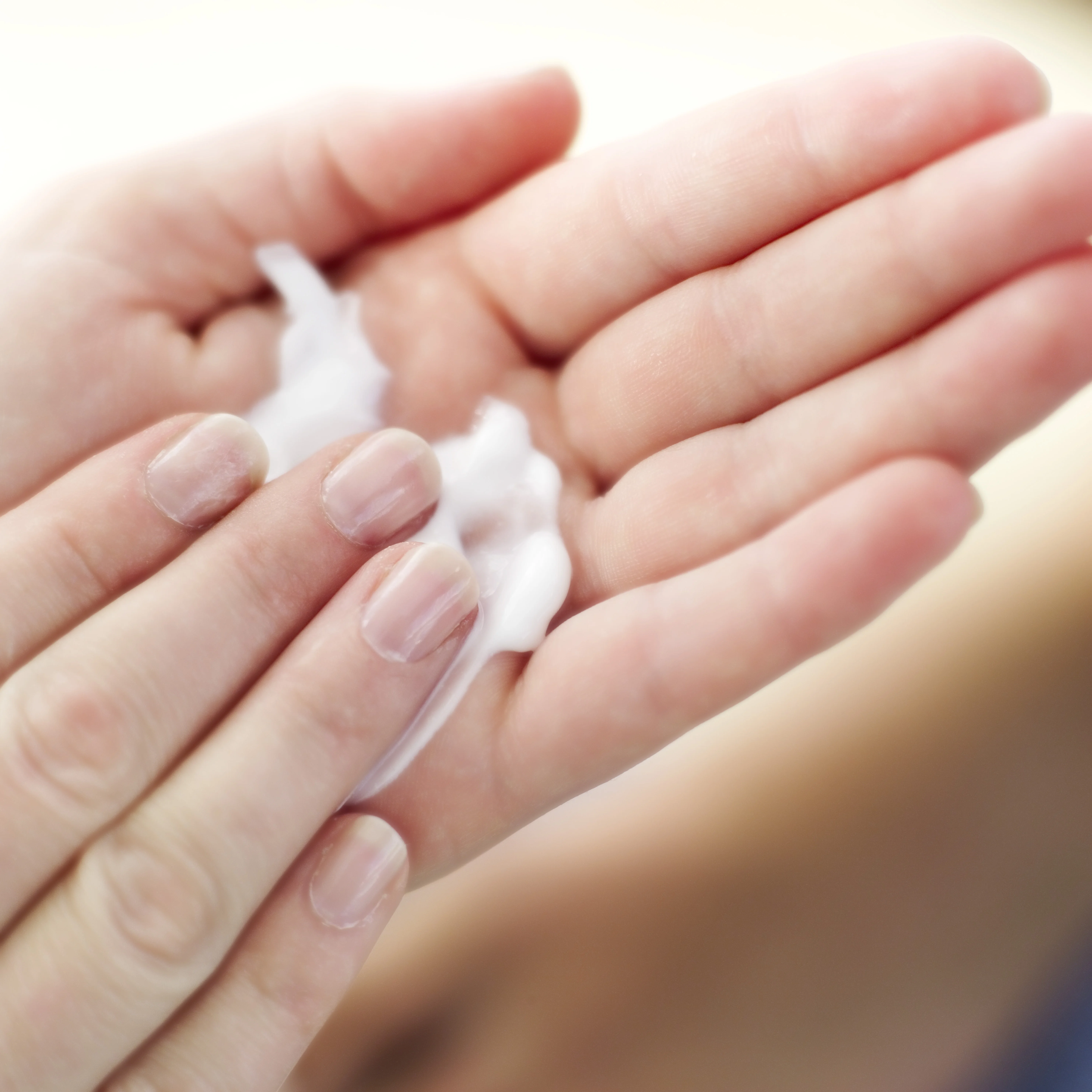 白い物体を持っている人のクローズアップ