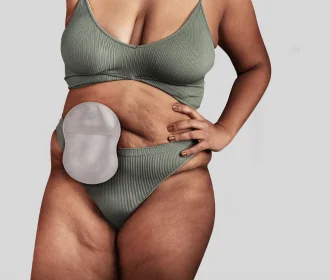 Obrázek osoby se stomickým sáčkem.