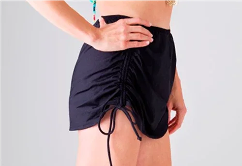 siyah elbise giyen bir kadın