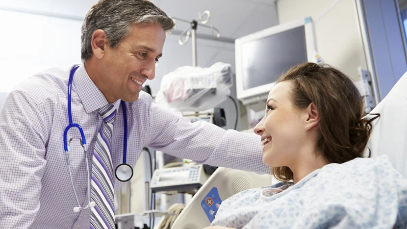 um médico a falar com um doente