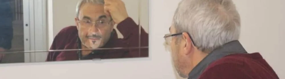 男が別の男と話している