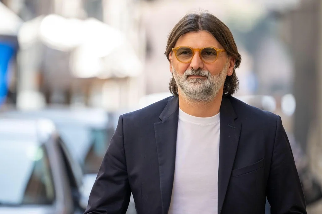 あごひげを生やし、眼鏡をかけた男性