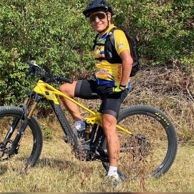 Un uomo che guida una bicicletta