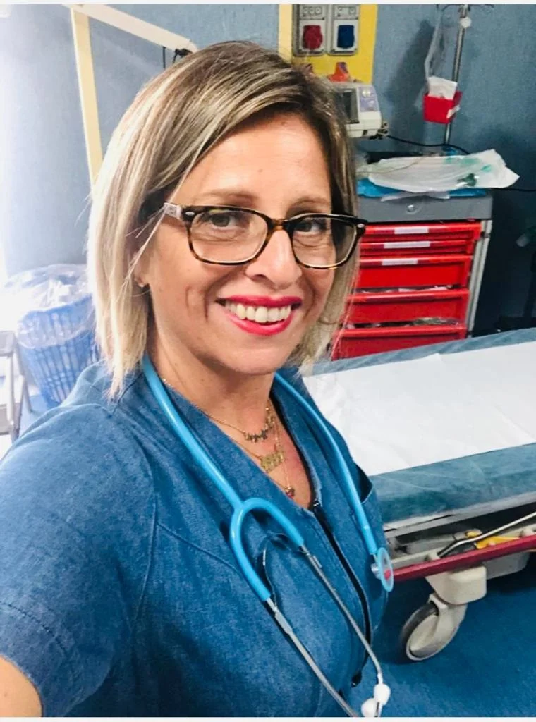 眼鏡をかけた女性