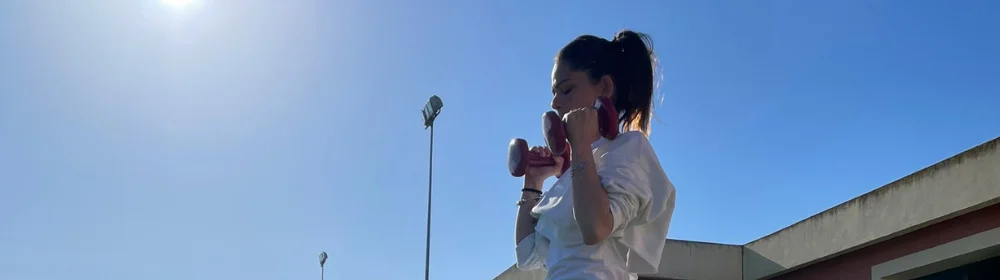 una persona che tiene un microfono