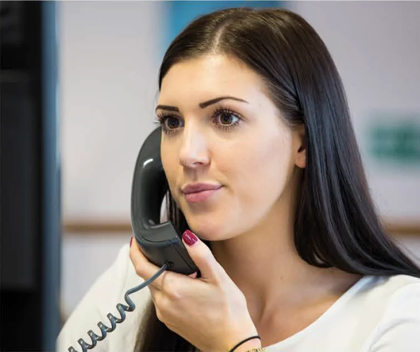 電話で話す女性