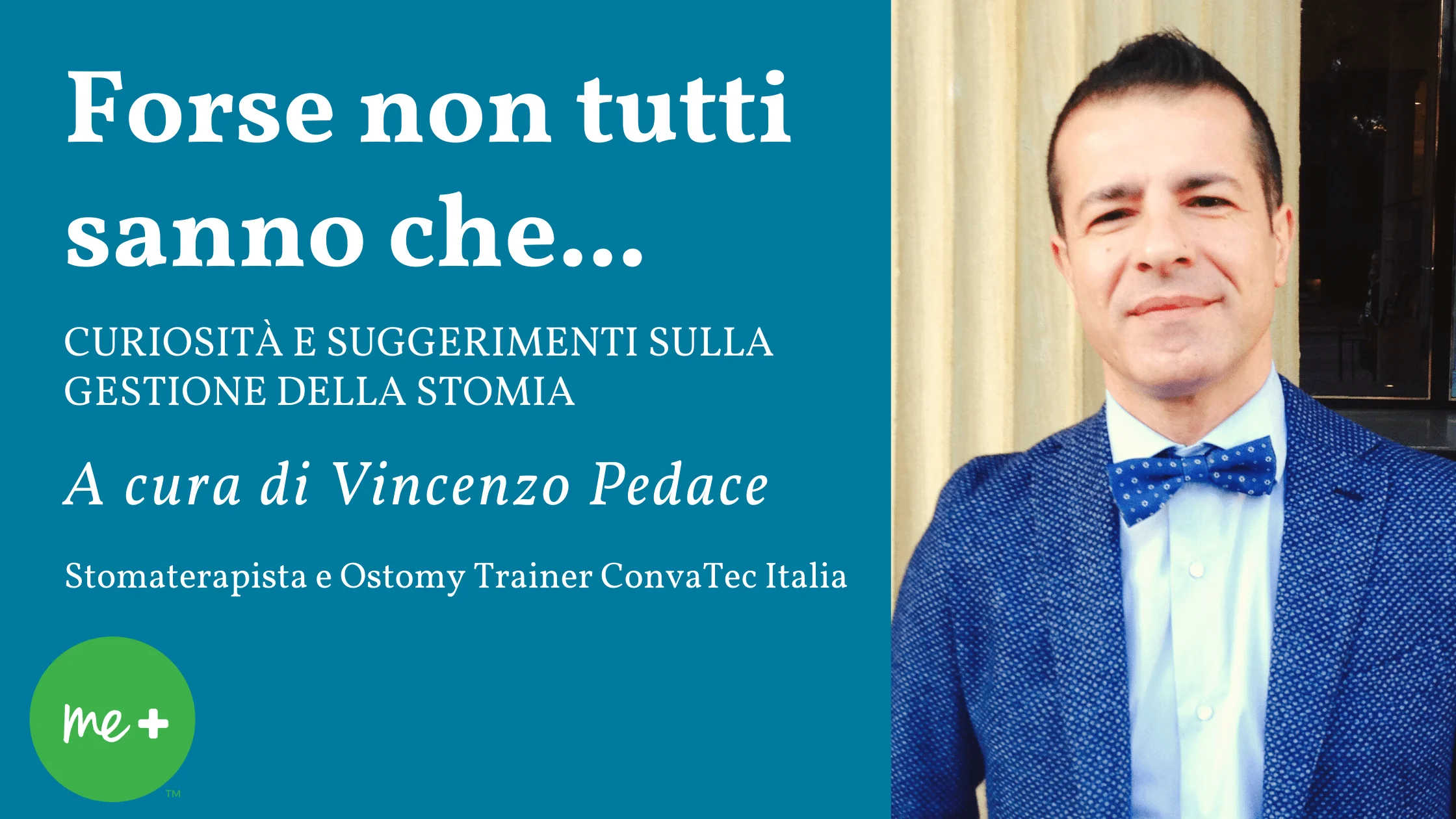 青いスーツを着た男