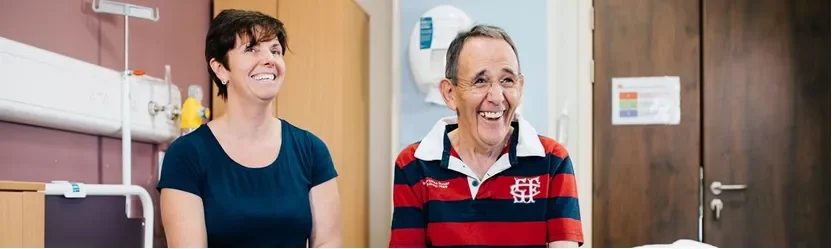 gülümseyen bir erkek ve bir kadın