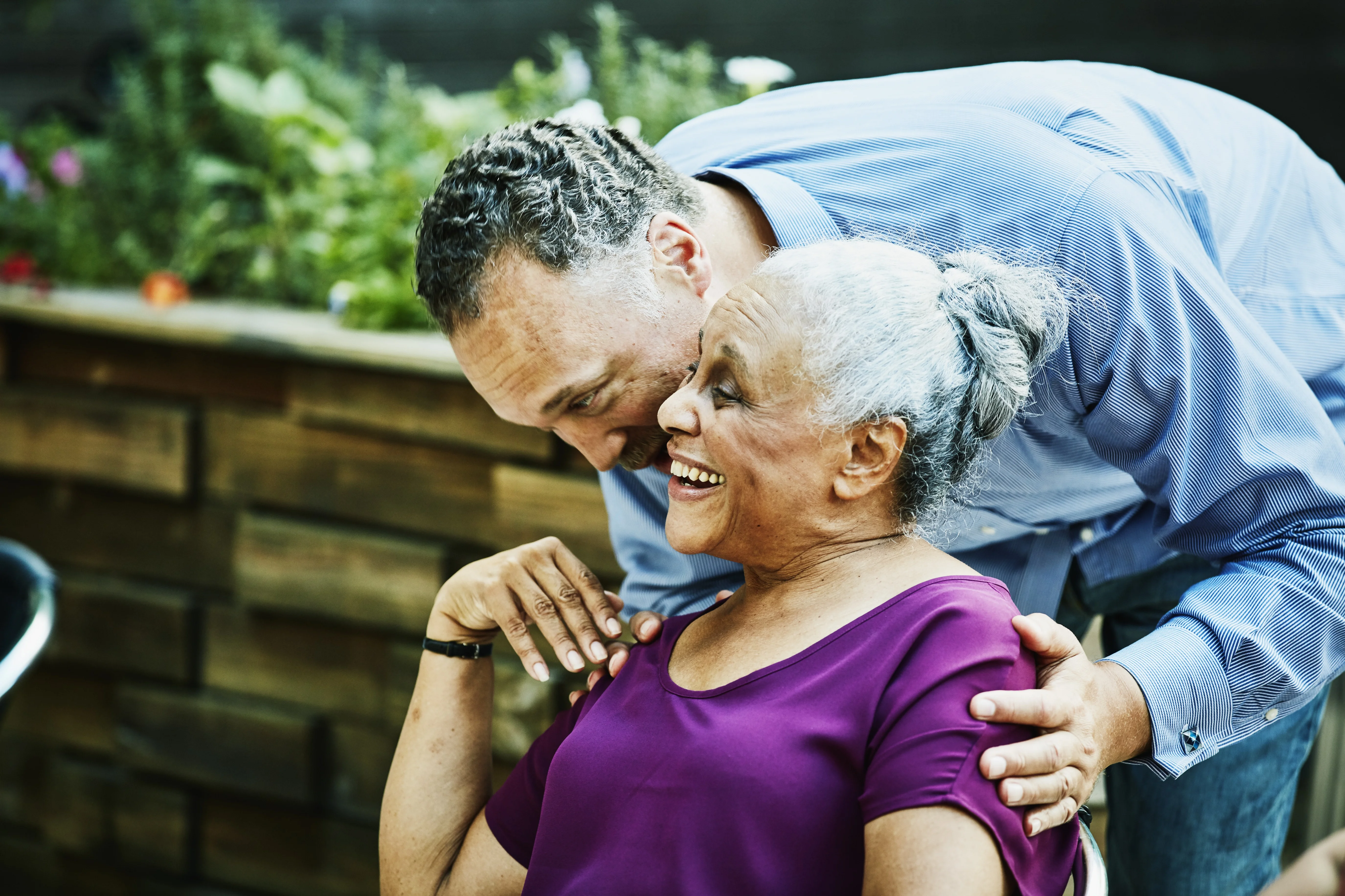 un uomo che abbraccia una donna
