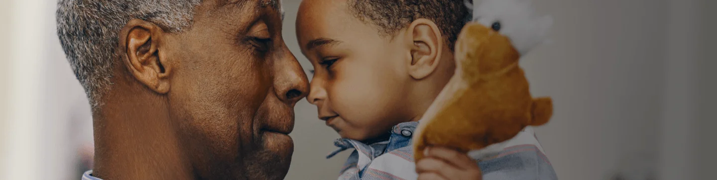 Un hombre sosteniendo a un bebé