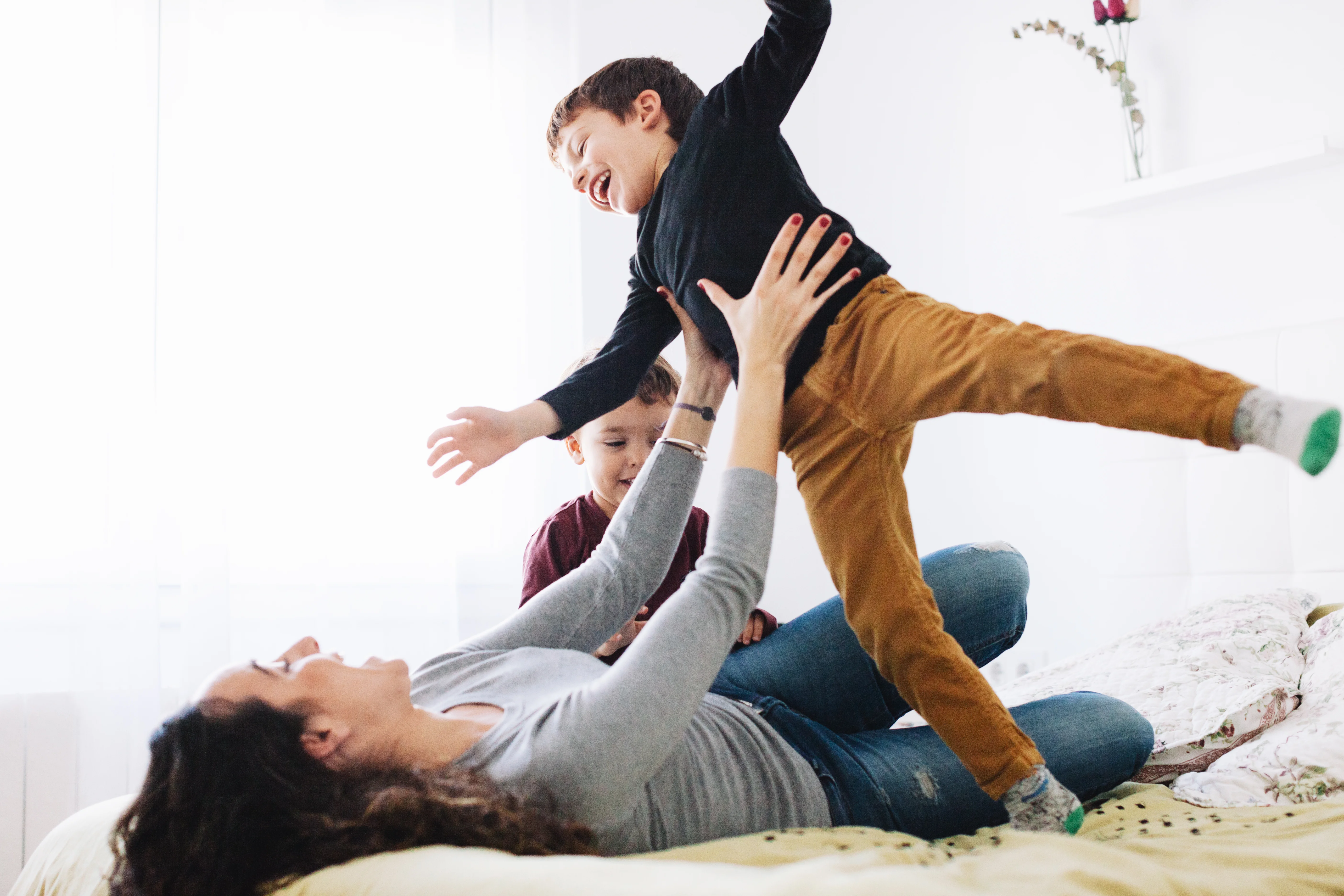 un uomo che tiene una donna