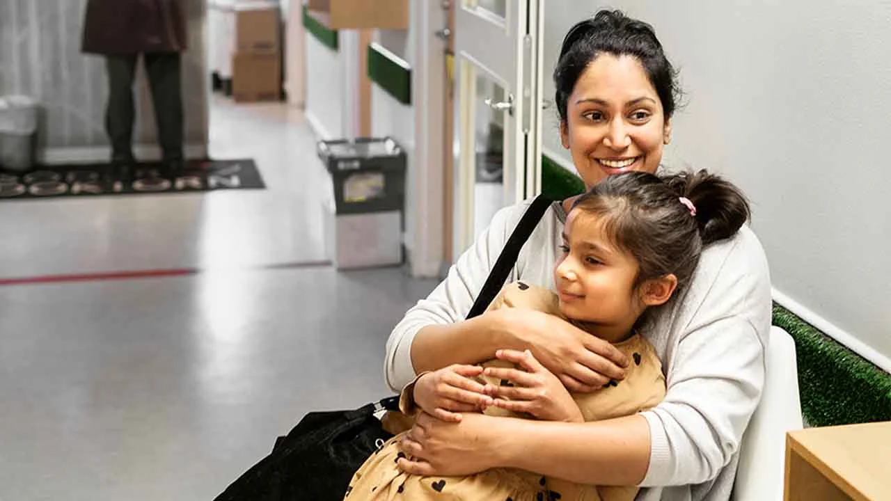 une personne qui tient un enfant