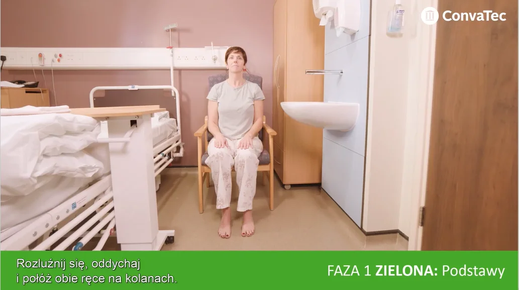 osoba siedząca na krześle