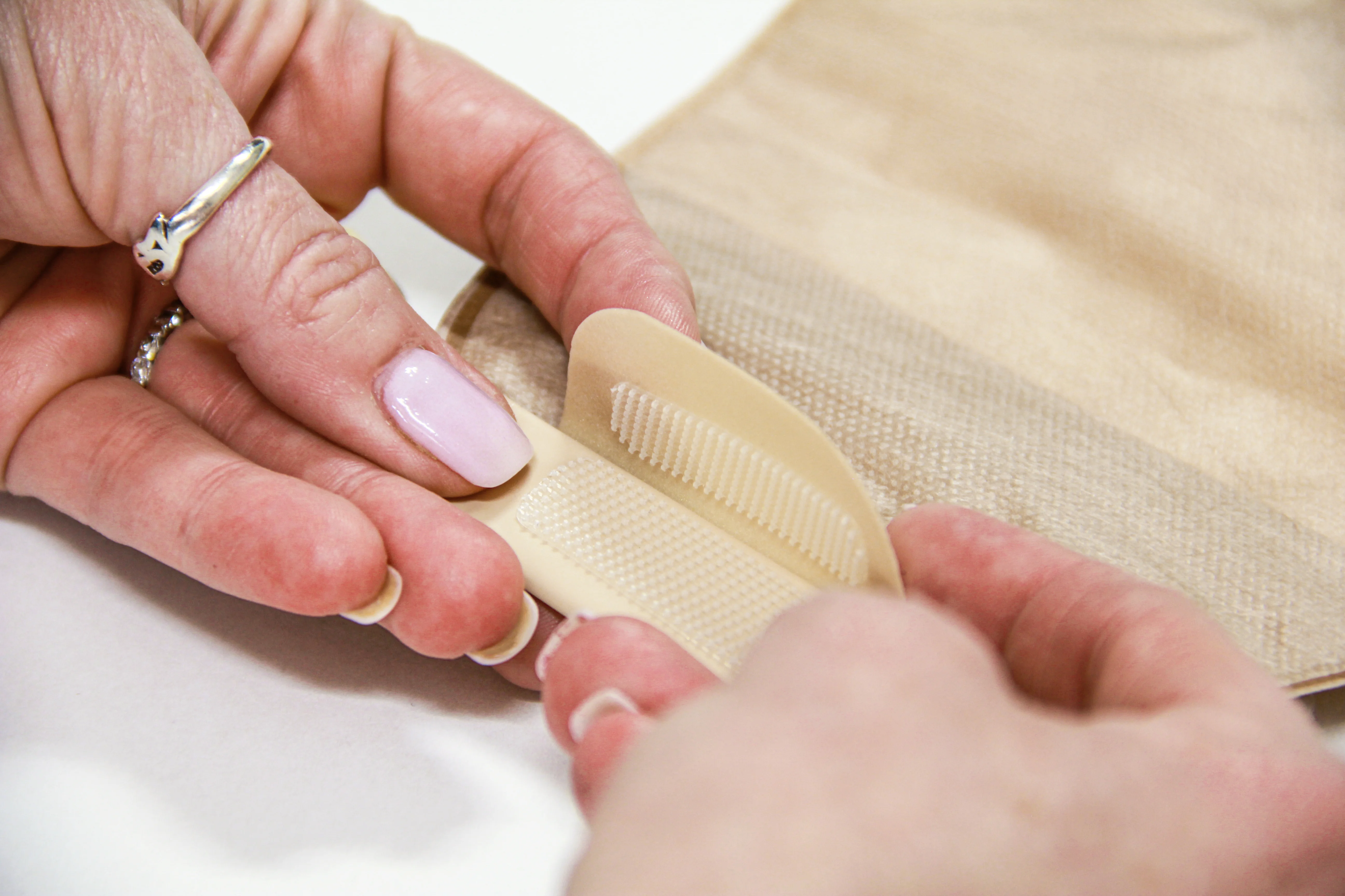 une personne tenant un objet blanc