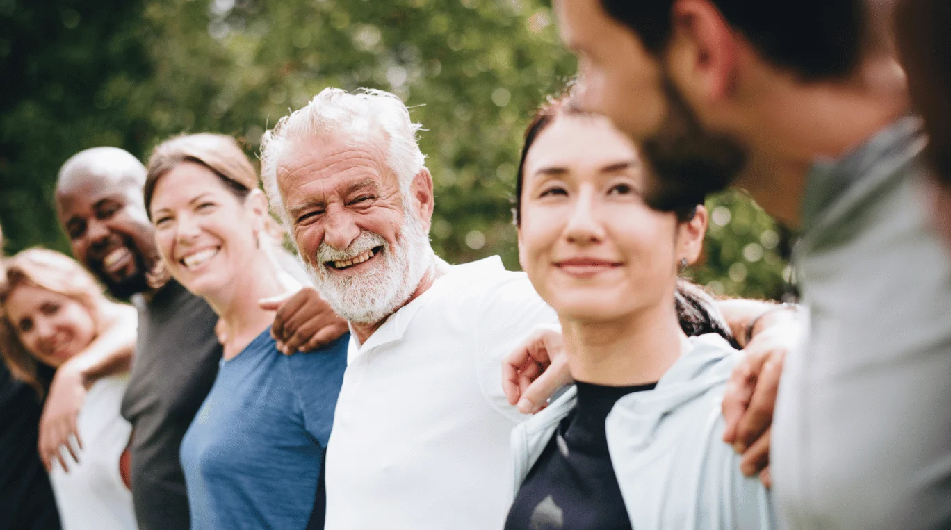 un gruppo di persone in posa per una foto