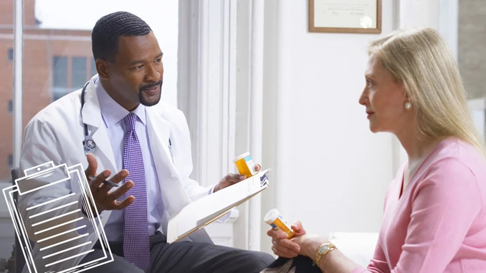 um médico falando com um paciente